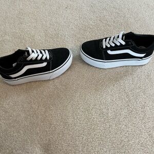 Barely worn old skill vans size US missy 4.0